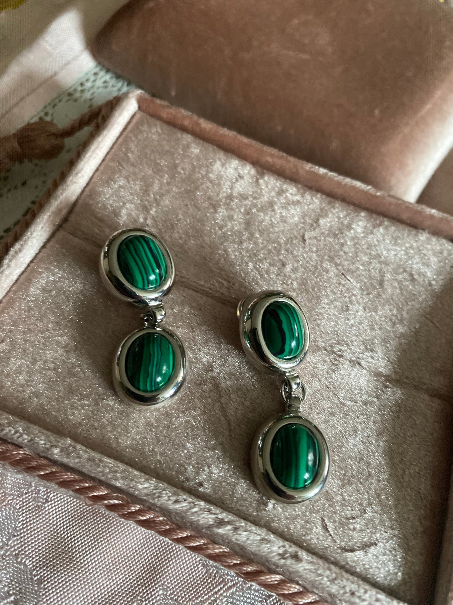 EARDROPS IN SILVER AND MALACHITE