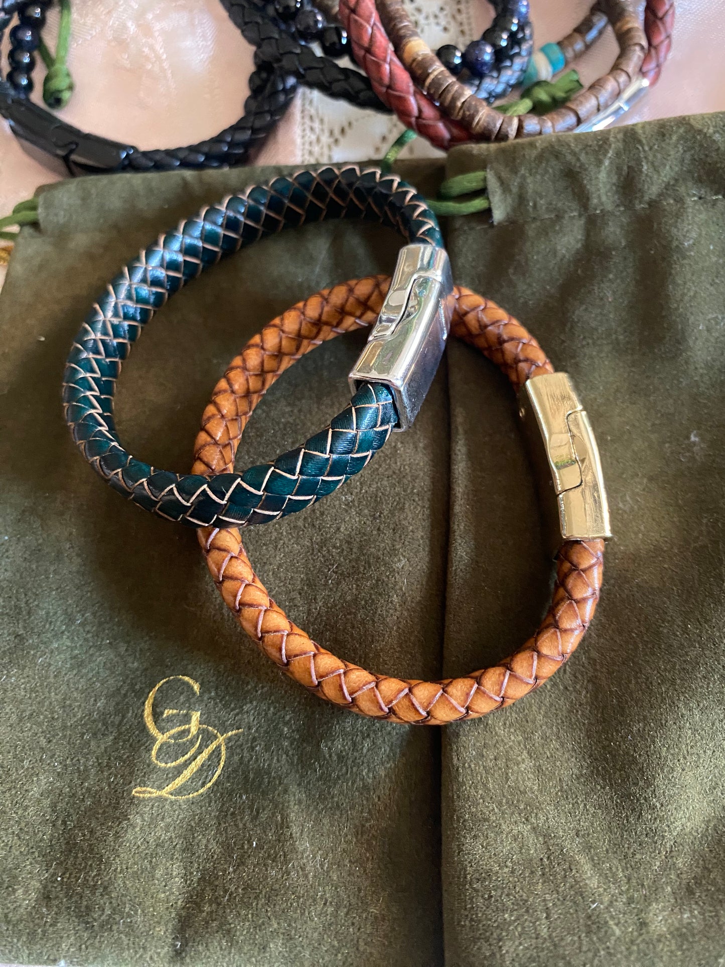 BRAIDED BRACELET IN LEATHER