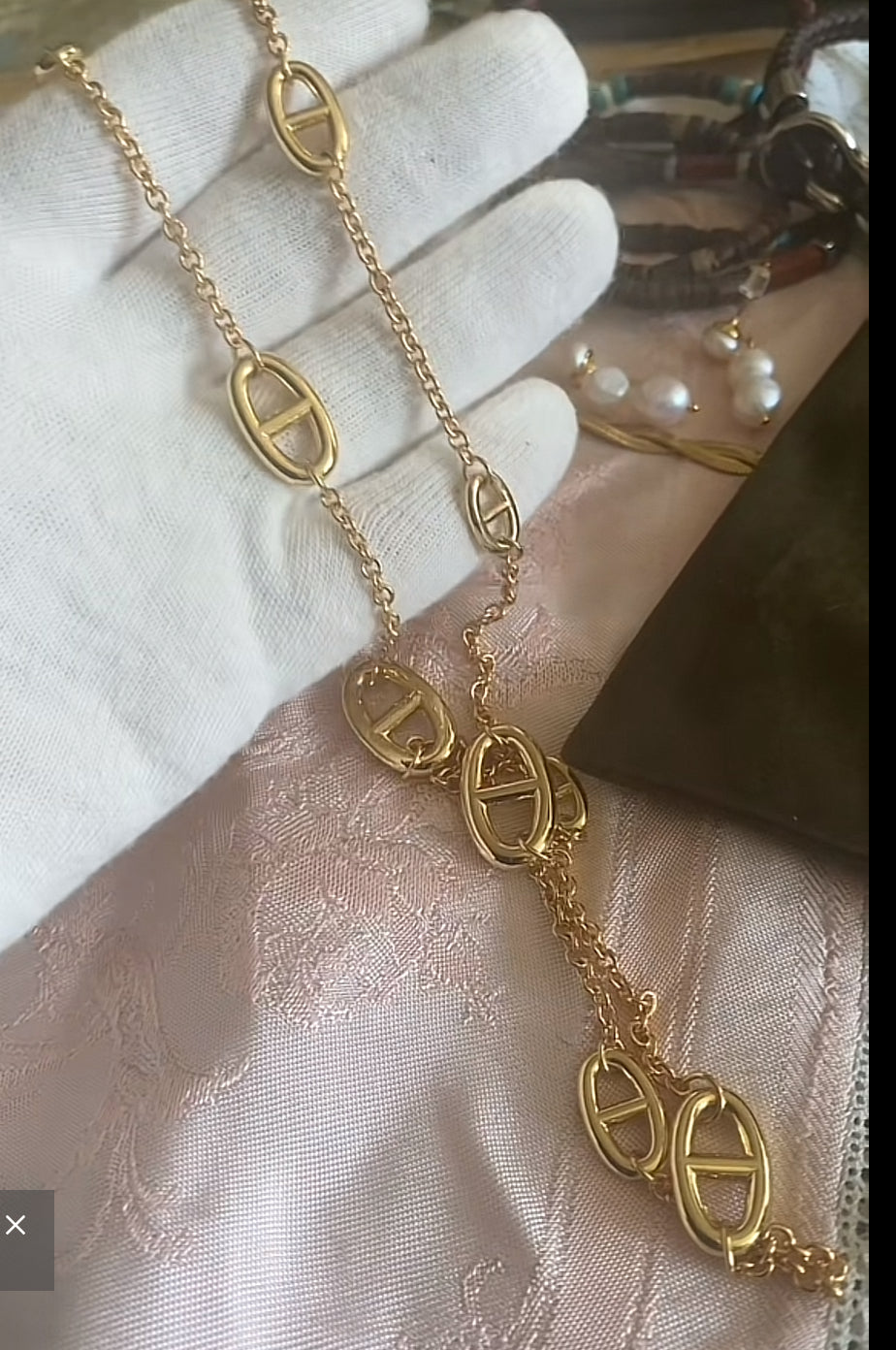 ELEGANT NECKLACES IN GOLD OR SILVER