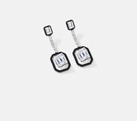 DES GOUTTES D'OREILLES ARGENTÉES COMME SUR SCÈNE