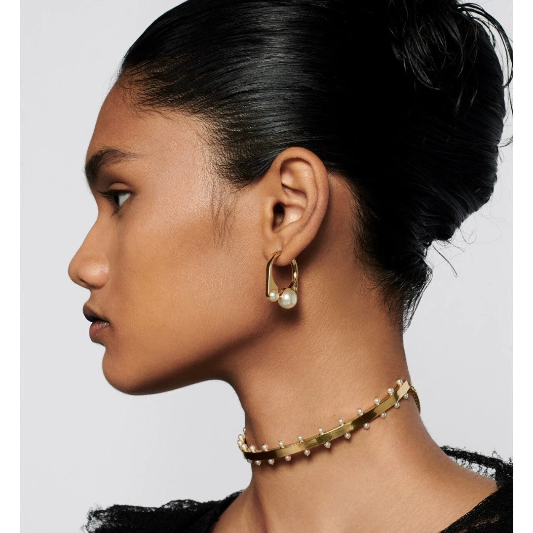 UNE PAIRE DE BOUCLES D'OREILLES EN PERLES POUR UNE REINE