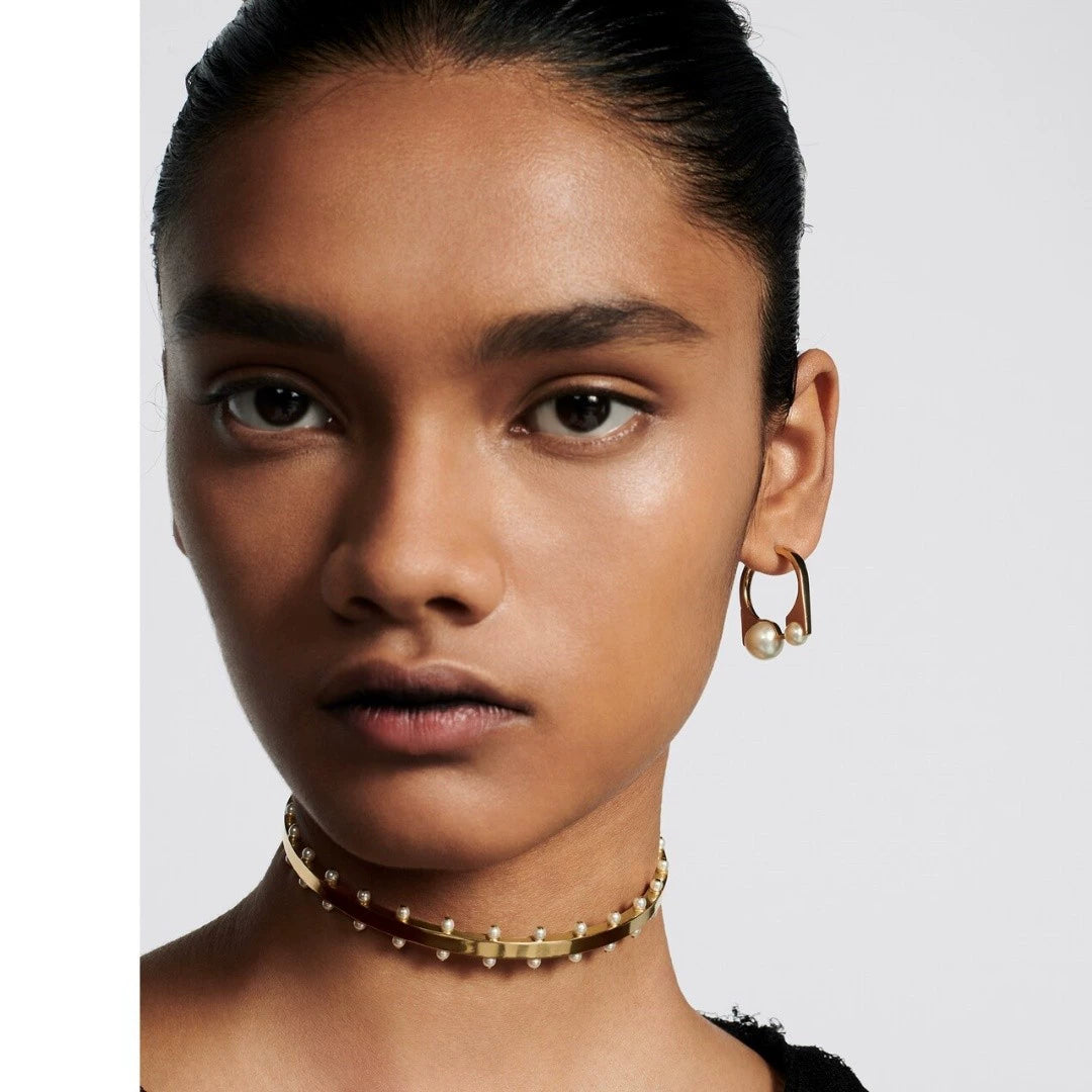 UNE PAIRE DE BOUCLES D'OREILLES EN PERLES POUR UNE REINE