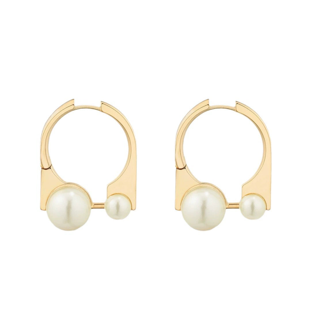 UNE PAIRE DE BOUCLES D'OREILLES EN PERLES POUR UNE REINE