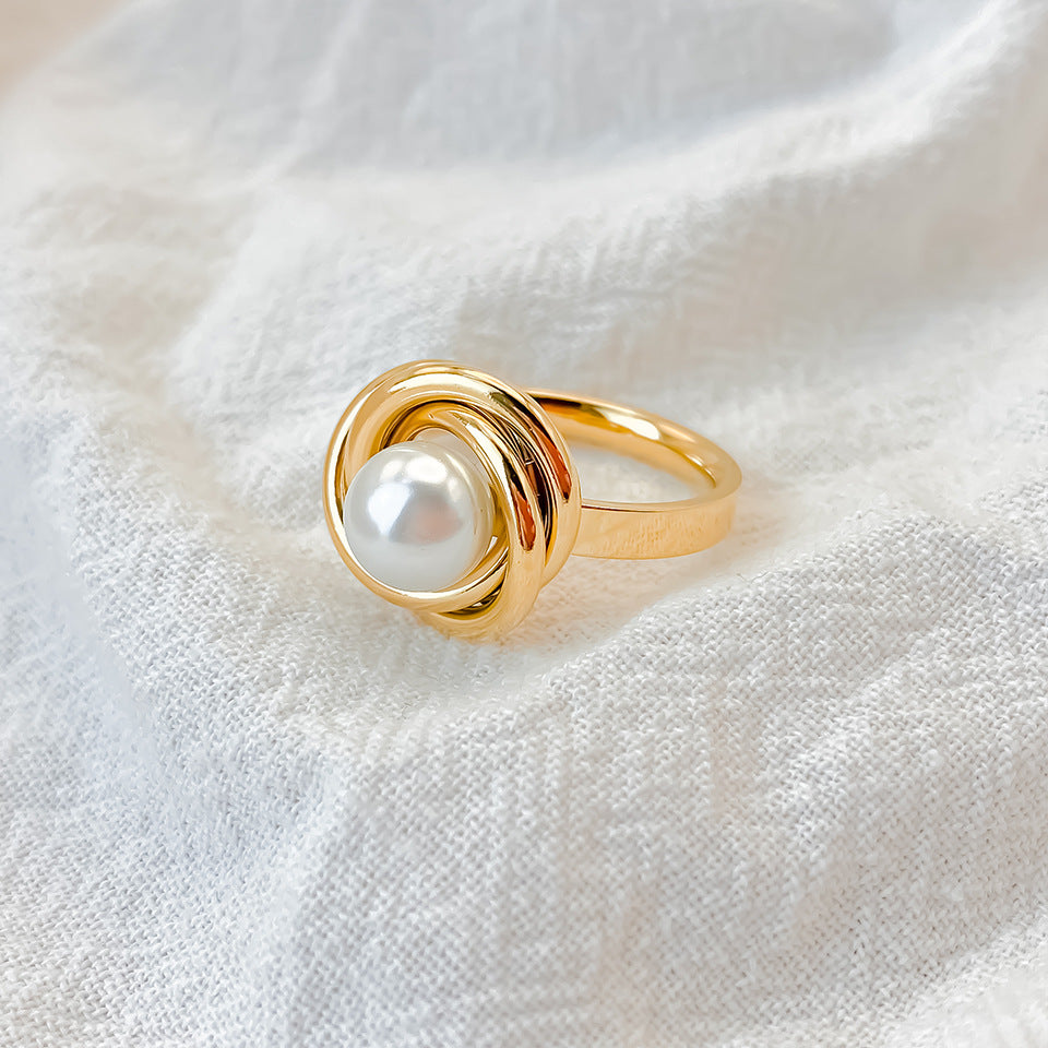 Elegante anillo de perlas