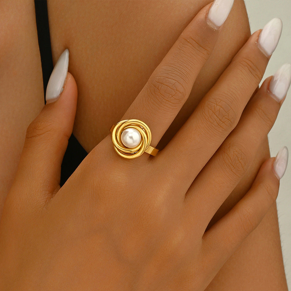 Elegante anillo de perlas