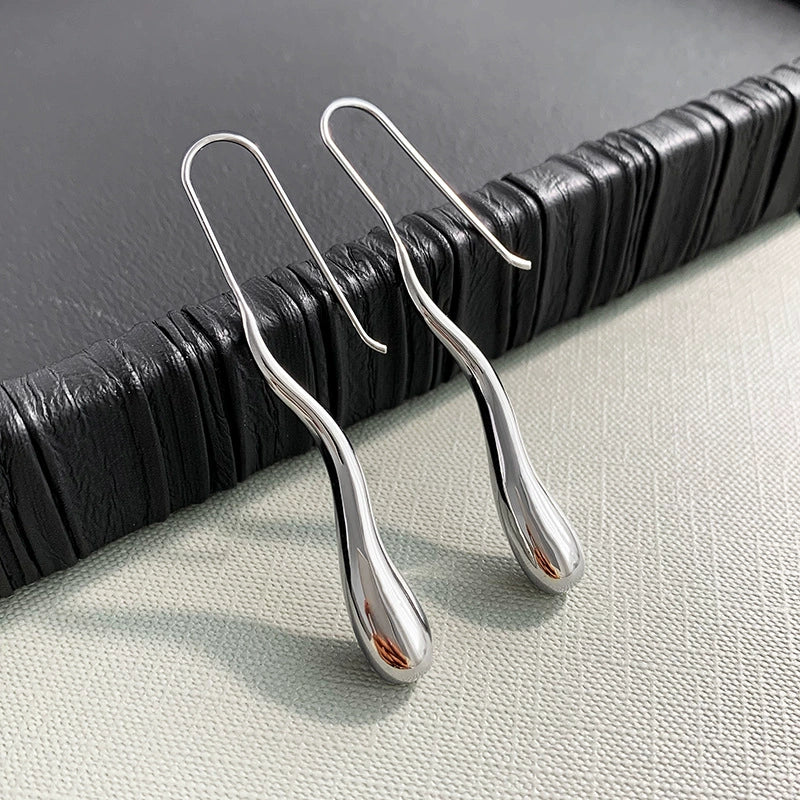 UNE PAIRE DE BOUCLES D'OREILLES FINES COMME DES COLOMBES NOIRES ARGENTÉES OU OR